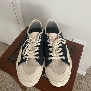 Globe skate shoes